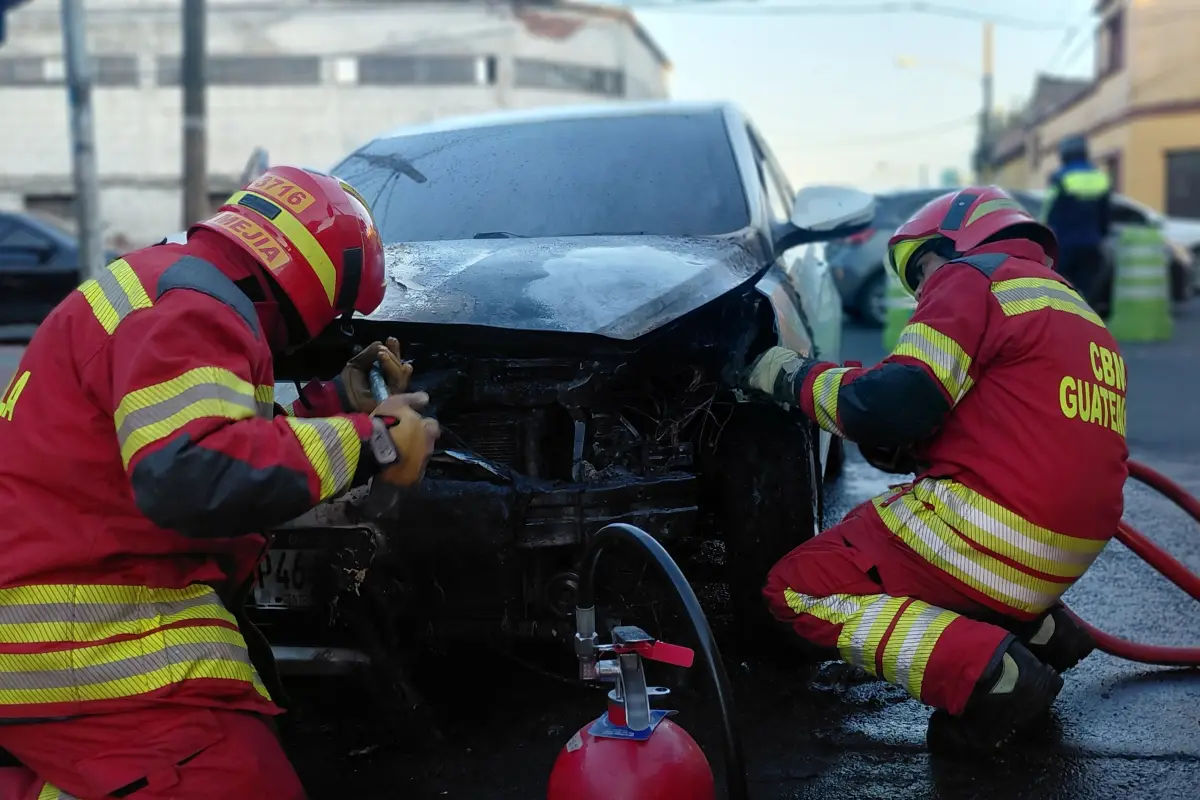 Los bomberos lograron controlar las llamas que consumían el vehículo en la zona 8., Bomberos Municipales