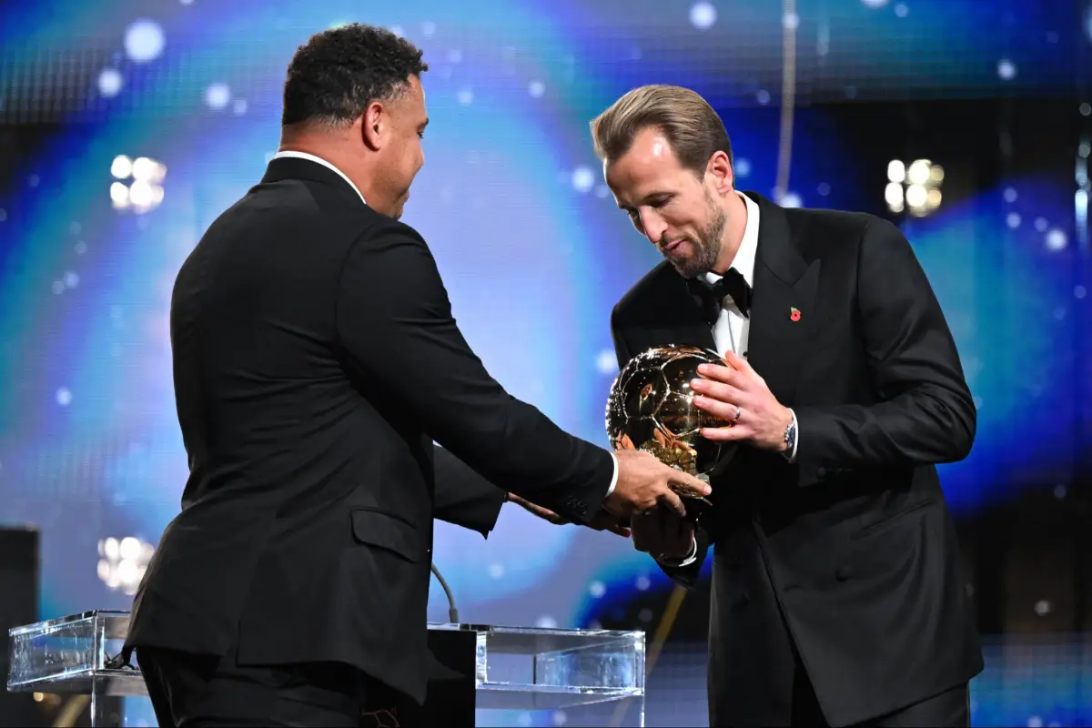 Ronaldo le entrega el Balón de Oro a Harry Kane - Balón de Oo