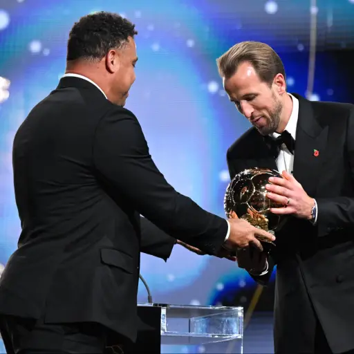 Ronaldo le entrega el Balón de Oro a Harry Kane - Balón de Oo