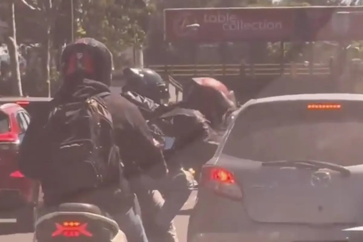 Videos revelan el patrón de los motoladrones que asaltan a conductores y peatones., Captura de pantalla video de X.
