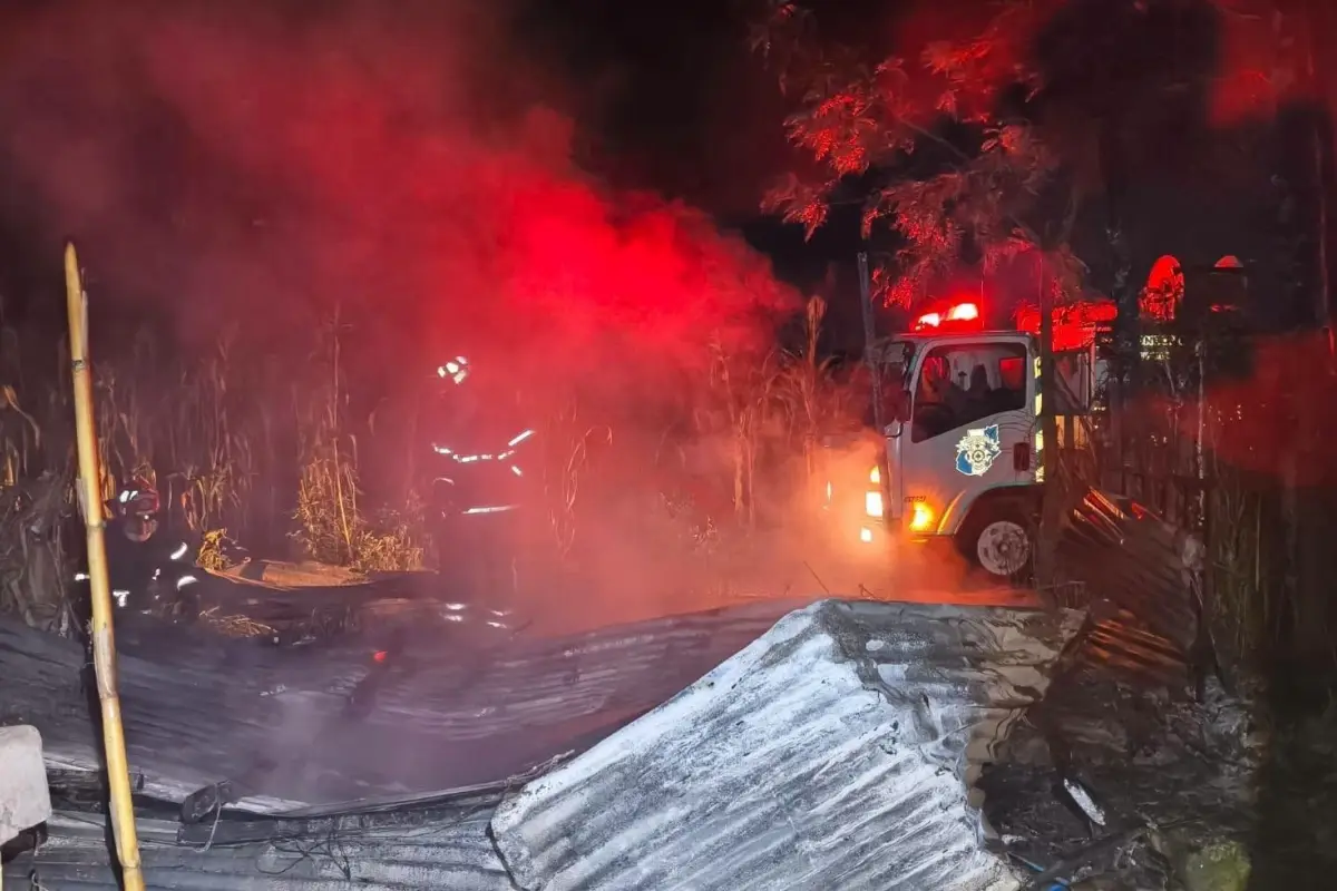 El incendio dejó daños materiales y pérdidas económicas., Bomberos Municipales Departamentales. 
