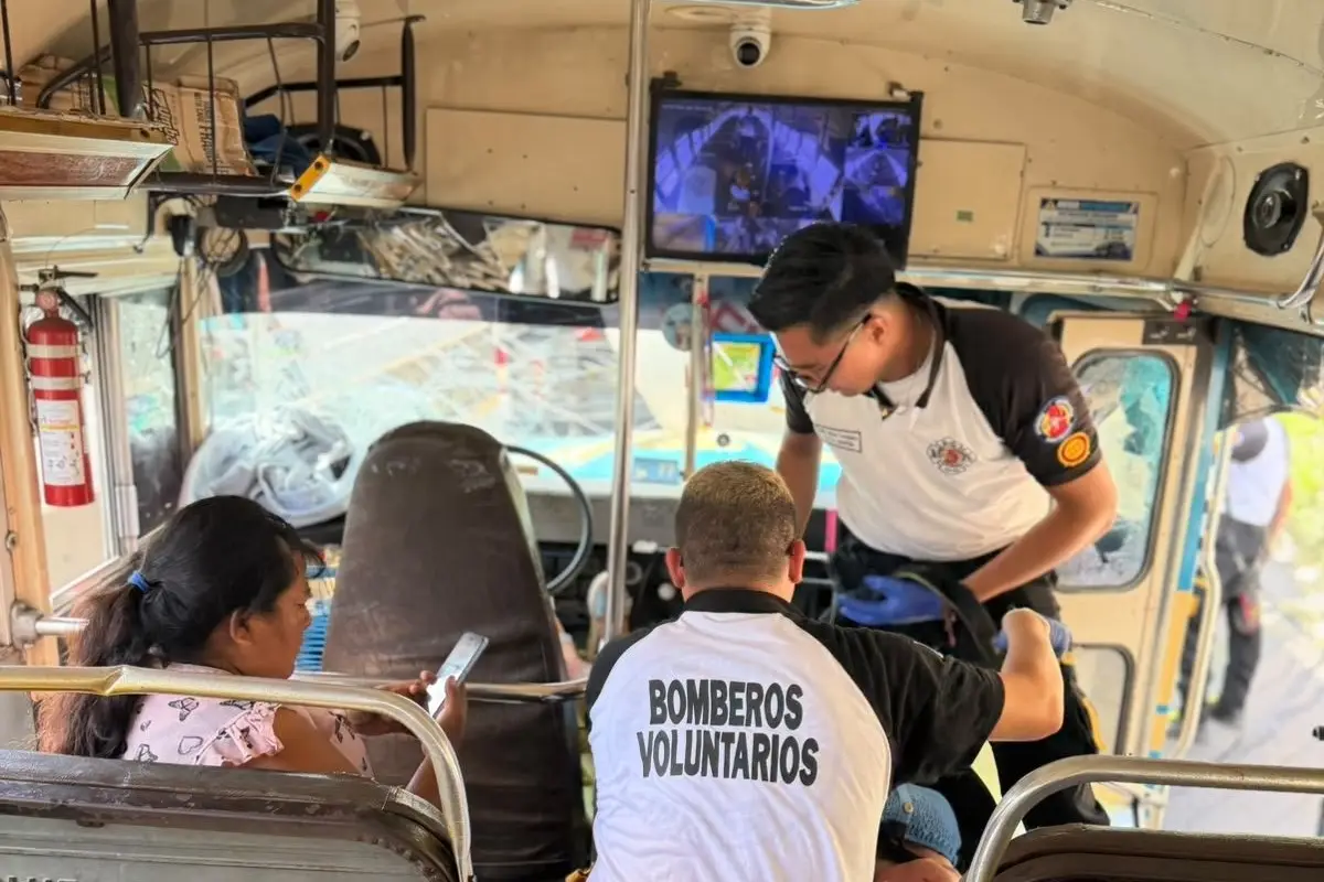 Varias personas heridas fueron atendidas dentro de un autobús., Bomberos Voluntarios.