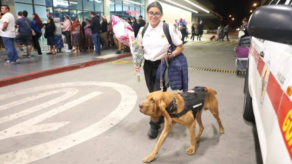 Rescatista Katia Oliveros y Sam reciben certificación en EE. UU. | Bomberos Voluntarios