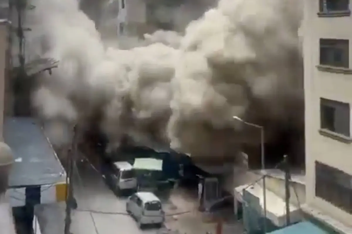 Colapsa edificio de 10 pisos en Kenia y deja al menos siete personas atrapadas., Captura de pantalla video de X.