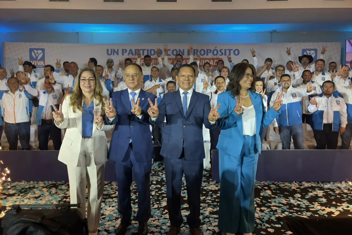 Luis Ralda, primero de izquierda a derecha, y Armndo Castillo, junto a sus esposas en la Asamblea Extraordinaria del partido VIVA., Cortesía. 