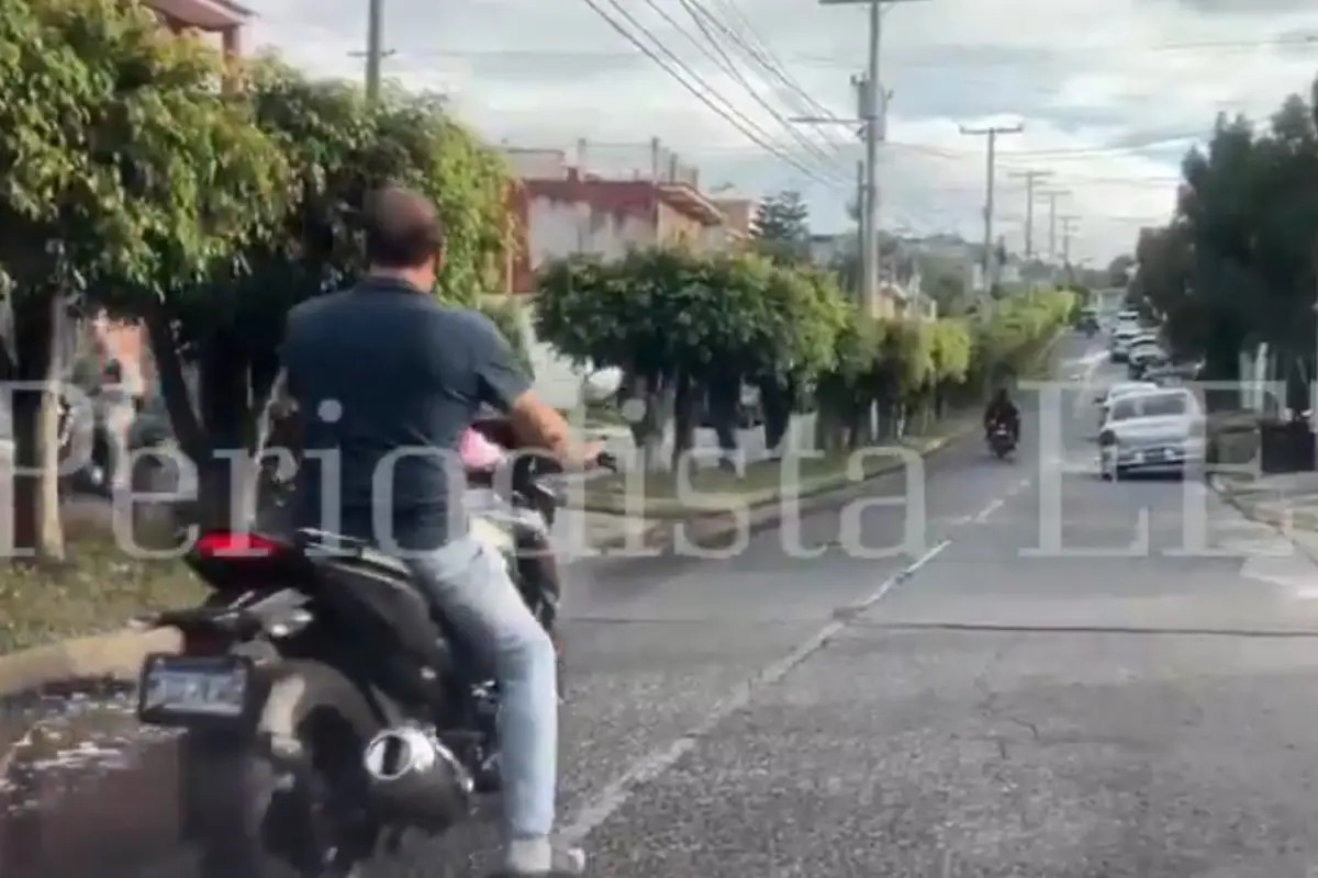 En las imágenes se ve a un hombre actuando de forma inapropiada contra un perro., Captura de pantalla.