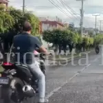 En las imágenes se ve a un hombre actuando de forma inapropiada contra un perro. ,Captura de pantalla.