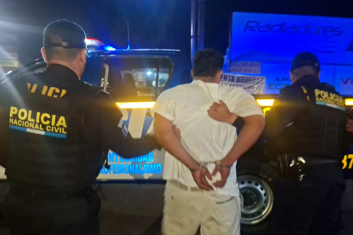 El conductor de la motocicleta vestía de blanco al momento de su detención. , PNC de Guatemala.