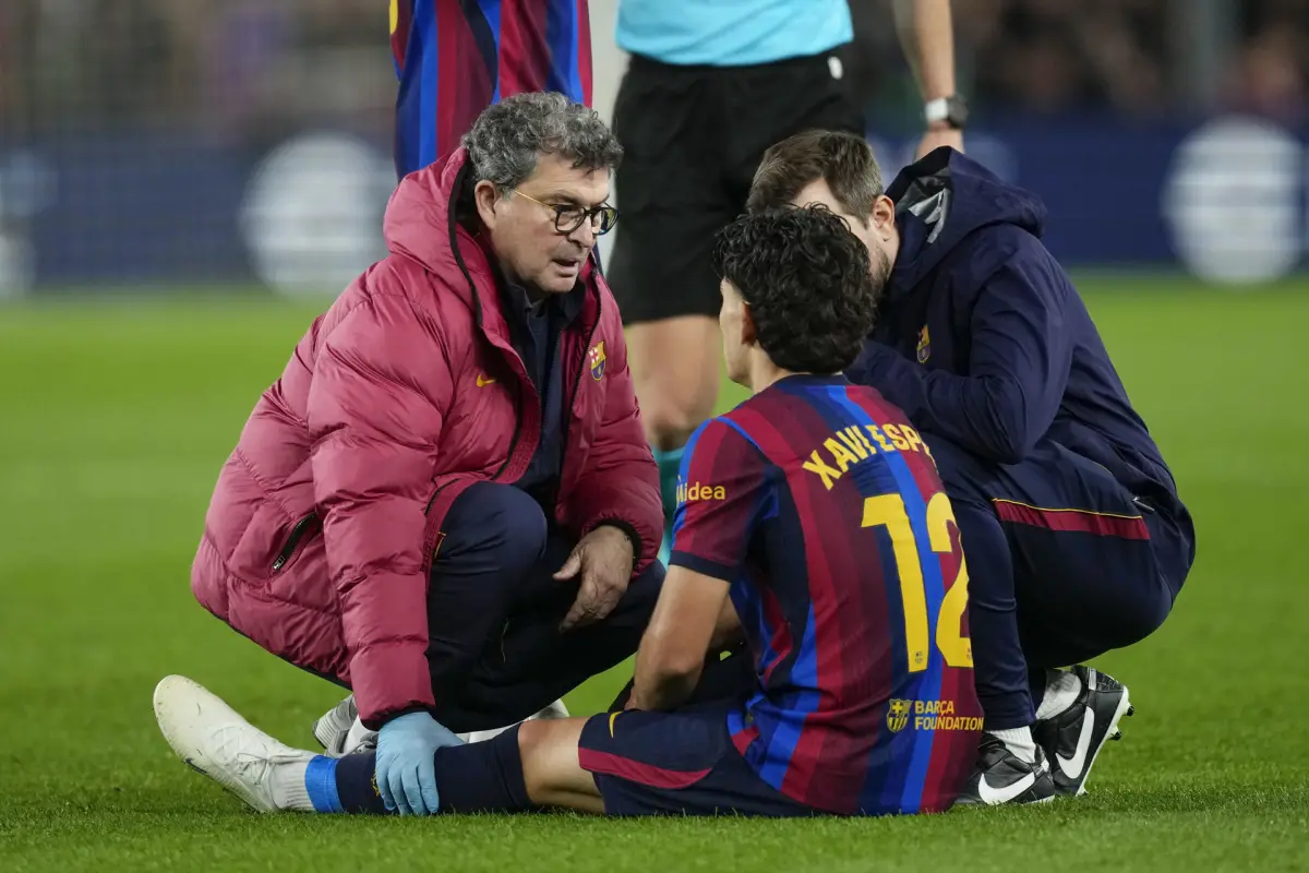 Xavi Espart salió lesionado en el Barcelona vs. Real Madrid - EFE