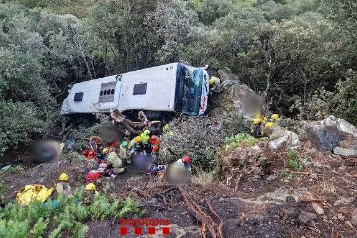 Accidente de autobús en Barcelona deja 83 heridos tras caer por un terraplén., Captura de pantalla video de X.