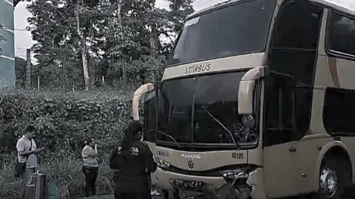 En el accidente de tránsito fallecieron dos personas, entre ellas un niño. ,Bomberos Voluntarios.