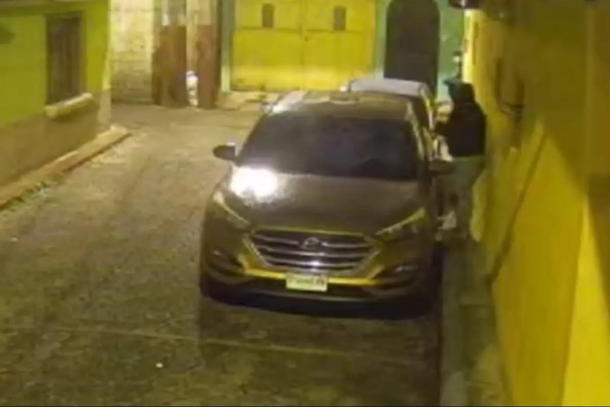 Roban una camioneta en zona 14., Captura de pantalla video de Facebook.