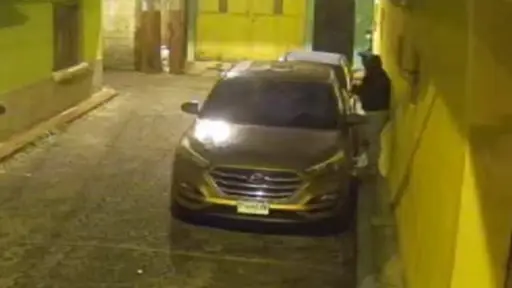 Video muestra cómo dos sujetos robaron una camioneta en la zona 14 de la capital