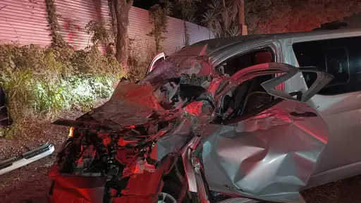 Bomberos rescatan a persona atrapada tras accidente en la ruta al Pacífico
