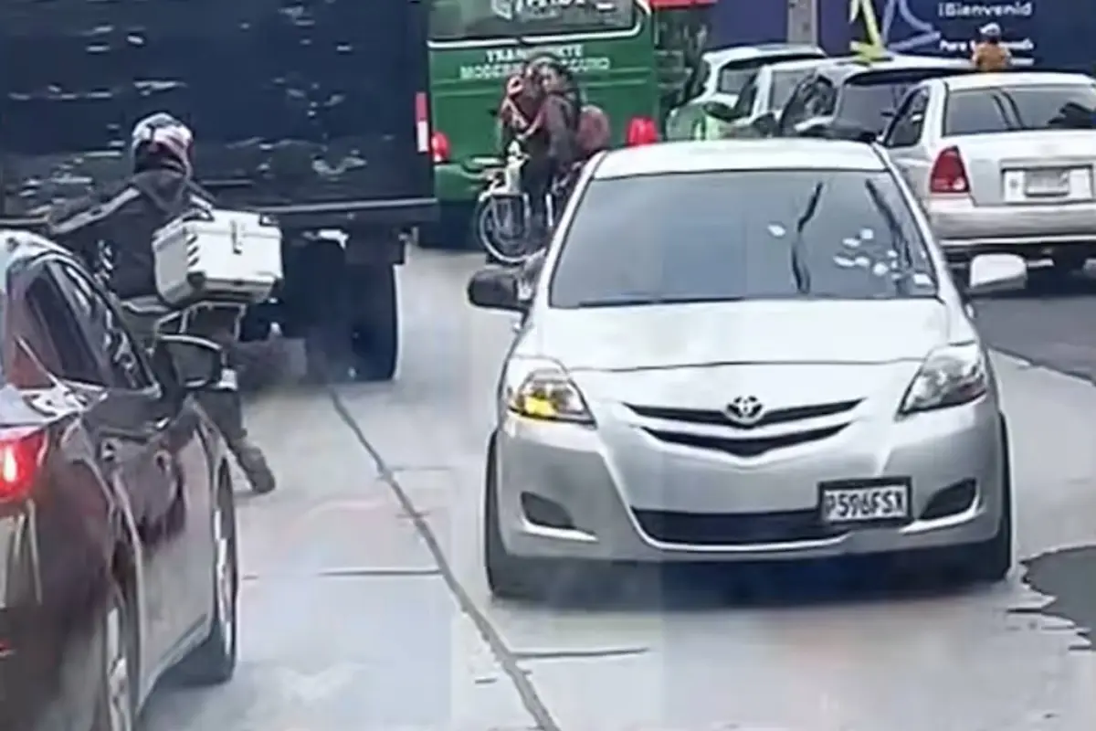 Video muestra a automovilista que condujo contra la vía para pedir ayuda tras ataque armado en la avenida Petapa., Captura de pantalla video de Facebook.