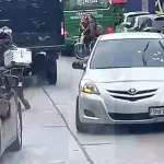 Video muestra a automovilista que condujo contra la vía para pedir ayuda tras ataque armado en la avenida Petapa. ,Captura de pantalla video de Facebook.