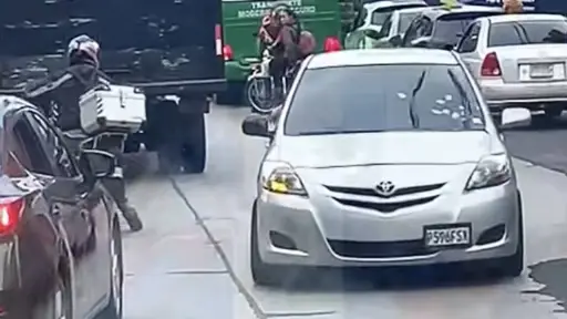 Video muestra a automovilista que condujo contra la vía para pedir ayuda tras ataque armado en la avenida Petapa. ,Captura de pantalla video de Facebook.