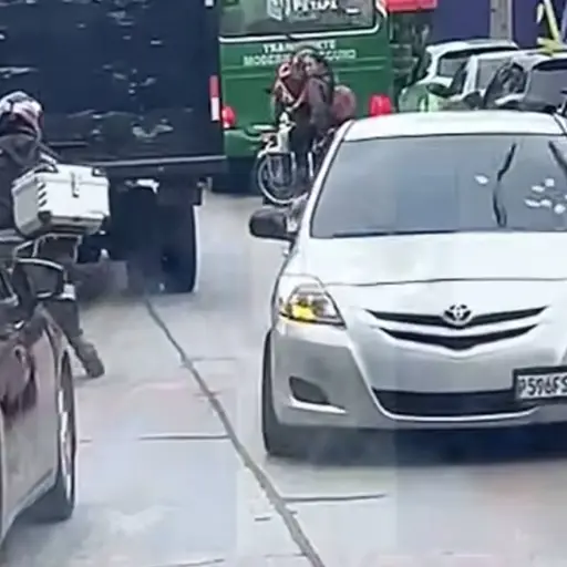 Video muestra a automovilista que condujo contra la vía para pedir ayuda tras ataque armado en la avenida Petapa. ,Captura de pantalla video de Facebook.