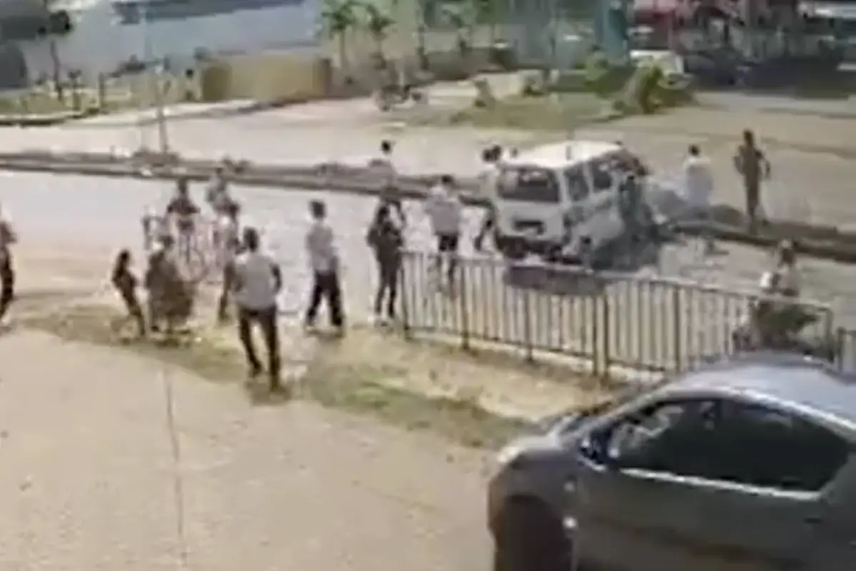 Video muestra cómo un automóvil nuevo termina destrozado al salir del concesionario., Captura de pantalla video de X.