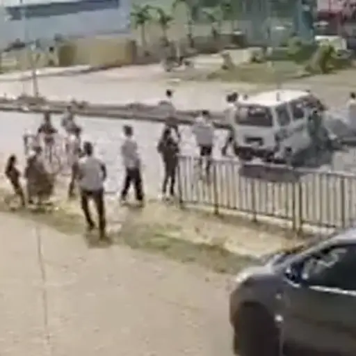 Video muestra cómo un automóvil nuevo termina destrozado al salir del concesionario. ,Captura de pantalla video de X.