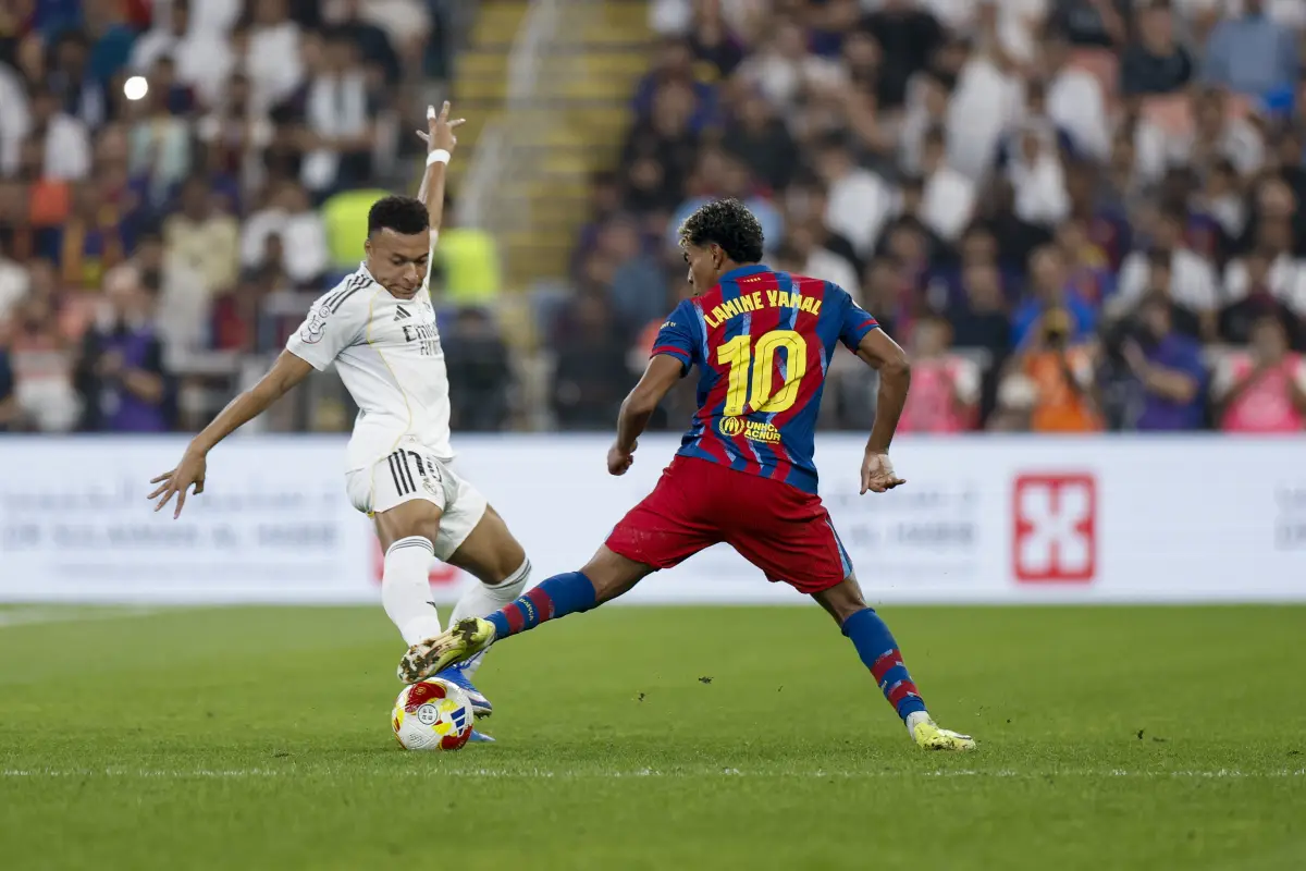 Acción entre Mbappé y Yamal en un clásico español 