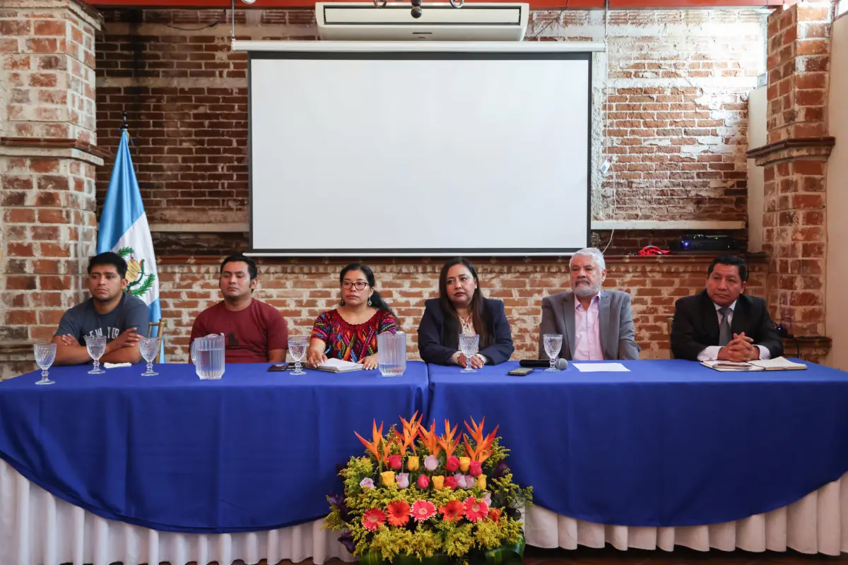 Integrantes de la organización Cristosal asisten a una rueda de prensa este jueves, 22 de octubre, en Ciudad de Guatemala., EFE