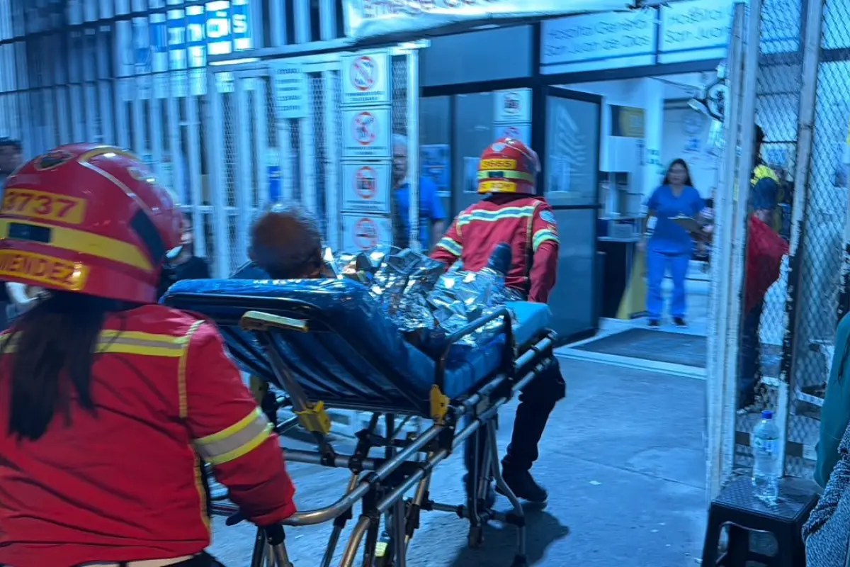 Momento en el que uno de los heridos tras el ataque armado en la zona 5 es ingresado al hospital., Bomberos Municipales
