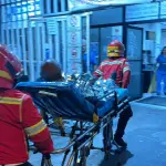 Momento en el que uno de los heridos tras el ataque armado en la zona 5 es ingresado al hospital. ,Bomberos Municipales