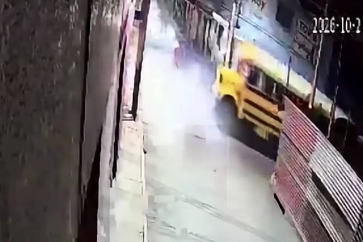 El motorista fue expulsado varios metros tras el violento impacto y falleció al ingresar al Hospital Nacional de Amatitlán., Captura de pantalla video de Facebook.
