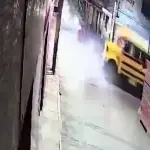 El motorista fue expulsado varios metros tras el violento impacto y falleció al ingresar al Hospital Nacional de Amatitlán. ,Captura de pantalla video de Facebook.