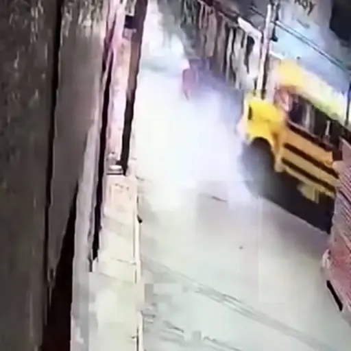 El motorista fue expulsado varios metros tras el violento impacto y falleció al ingresar al Hospital Nacional de Amatitlán. ,Captura de pantalla video de Facebook.