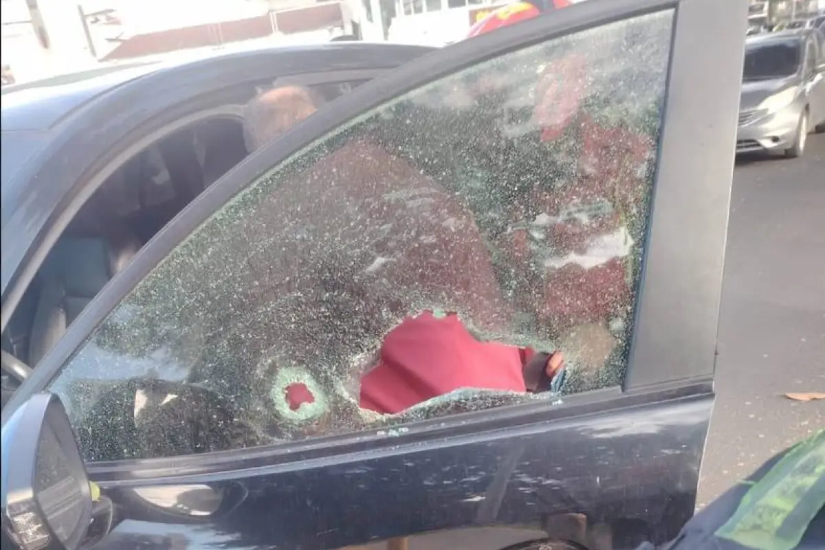 Las balas impactaron en el vehículo donde viajaba la víctima, en la zona 7., .