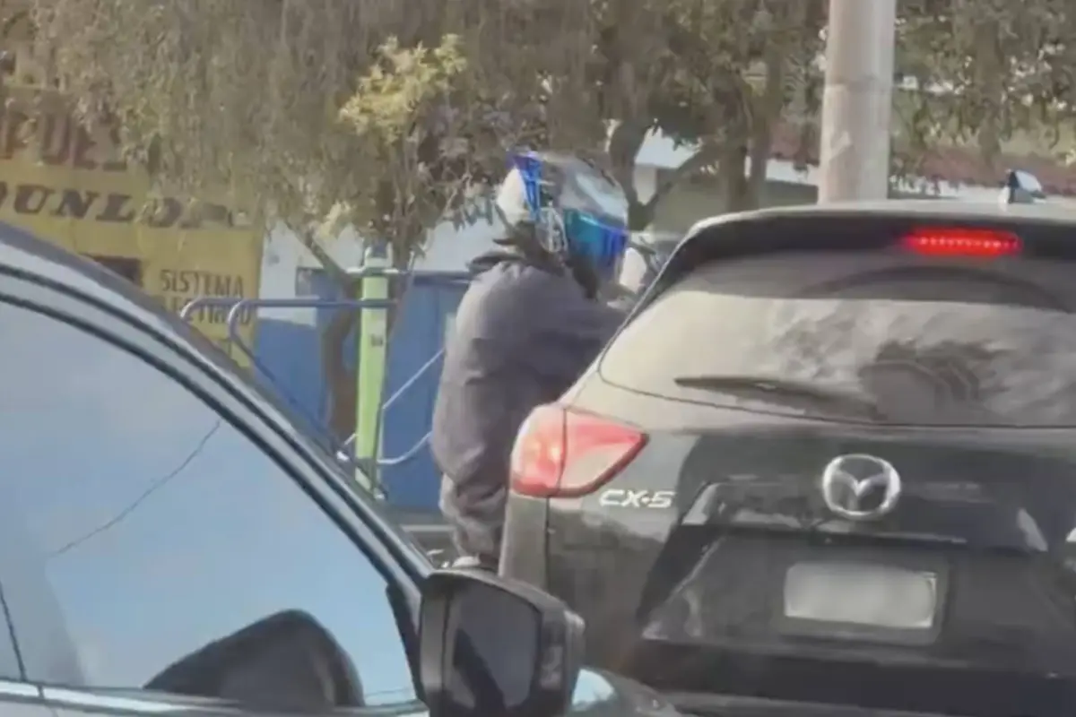 Motoladrón dispara contra automovilista durante intento de asalto en zona 7., Captura de pantalla video de X.