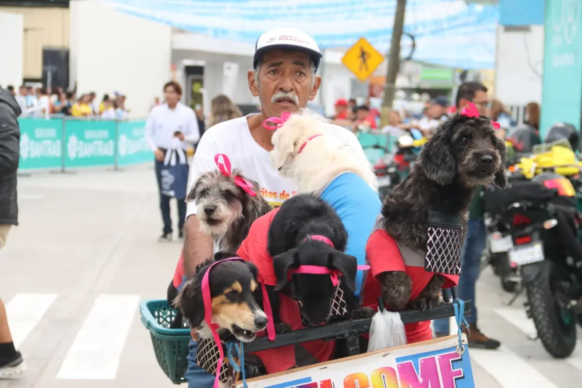 Carlos Grávez con sus mascotas en Guastatoya, El Progreso, antes de la primera etapa de la Vuelta a Guatemala