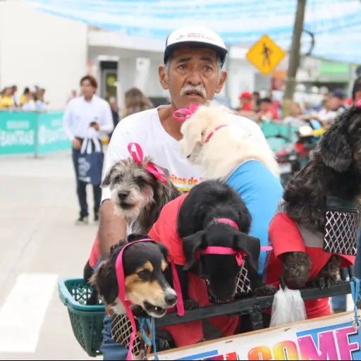 Carlos Grávez con sus mascotas en Guastatoya, El Progreso, antes de la primera etapa de la Vuelta a Guatemala