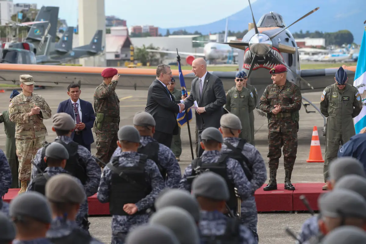 El presidente de Guatemala, Bernardo Arevalo de León (c-i) saluda al encargado de negocios de la embajada de EE, UU