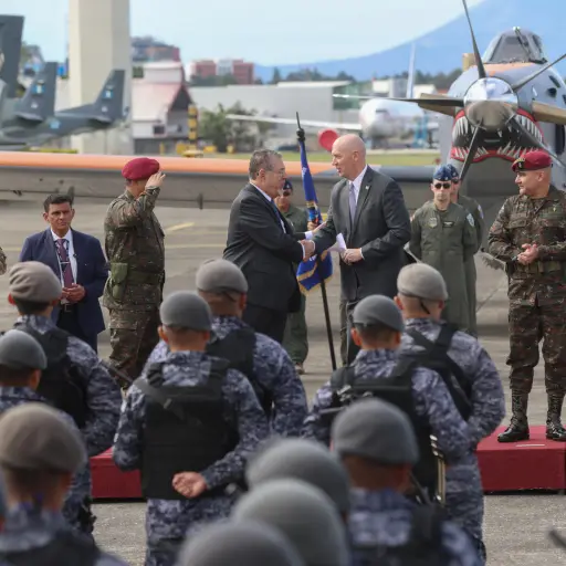 El presidente de Guatemala, Bernardo Arevalo de León (c-i) saluda al encargado de negocios de la embajada de EE ,UU
