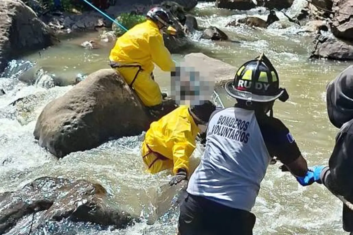 Área donde fue localizado el cuerpo sin vida de una persona en Totonicapán., Bomberos Voluntarios