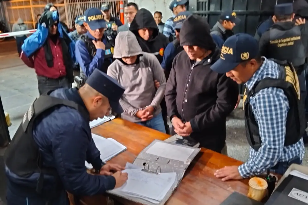 Los miembros de la PNC fueron llevados a la Torre de Tribunales, Foto Oscar Grijalva
