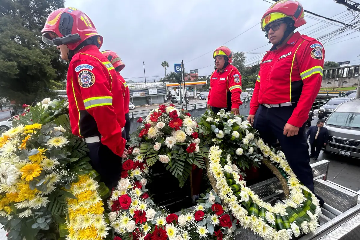 Cortejo fúnebre de Juan Francisco Solórzano Foppa avanza en la Ciudad de Guatemala, el martes 20 de octubre de 2026., Omar Solís/Emisoras Unidas