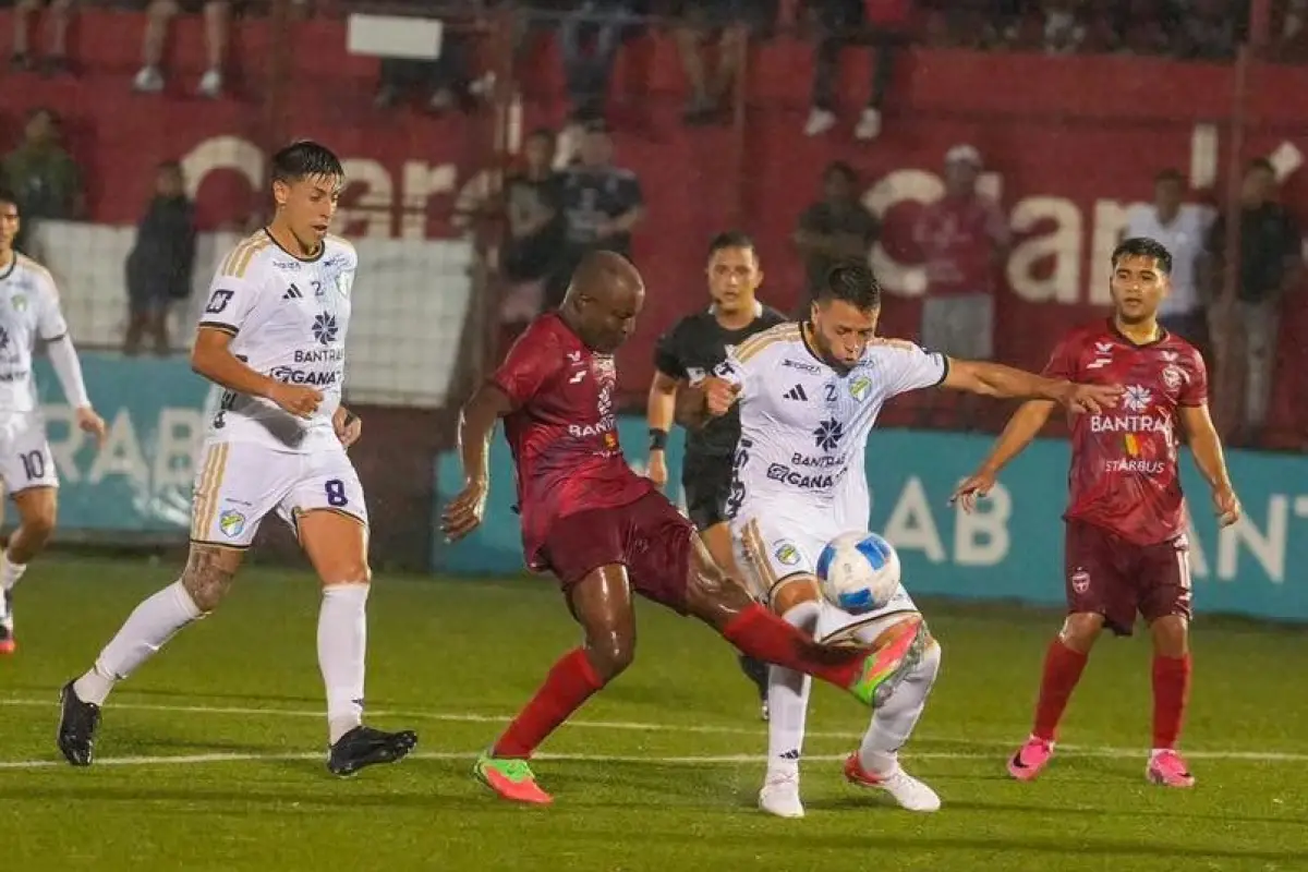 Acción de juego entre Malacateco vs. Comunicaciones