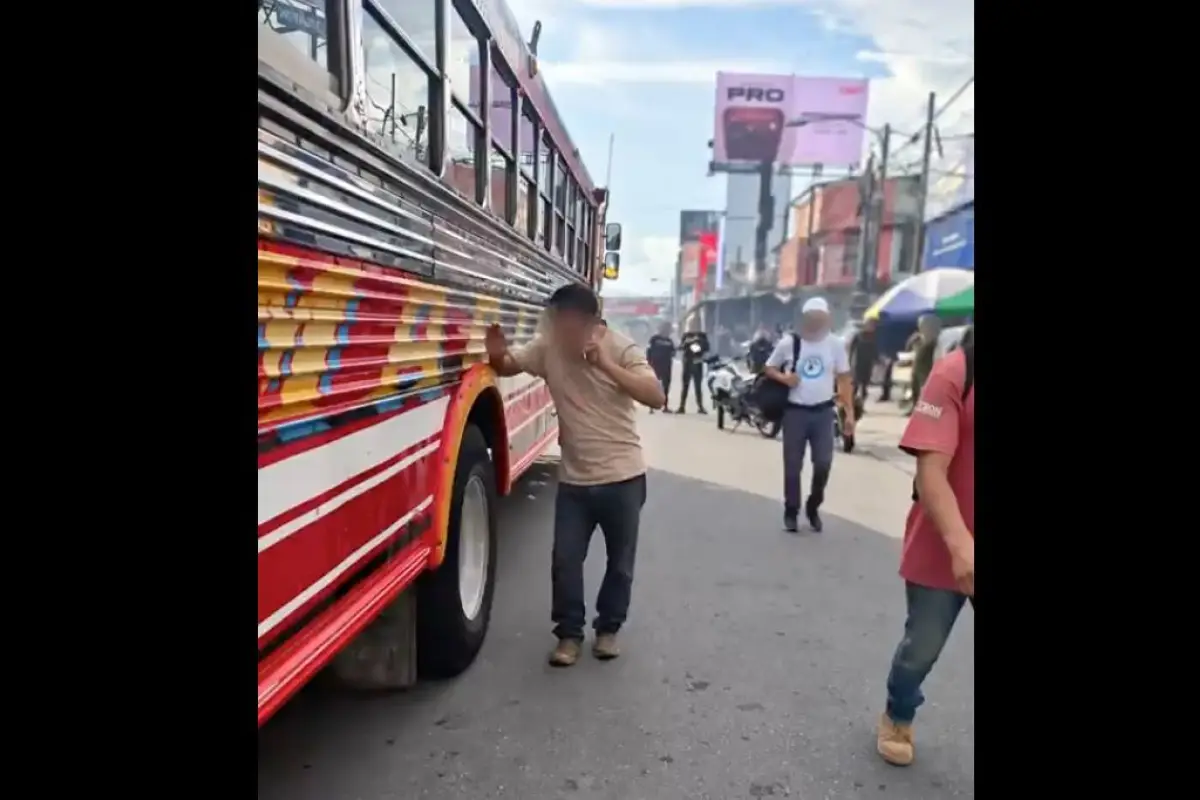 El piloto del bus fue interceptado al observarse irregularidades en su conducción., PMT capitalina/Montejo