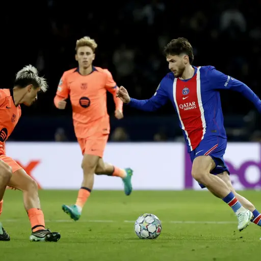 El delantero georgiano Khvicha Kvaratskhelia sufrió una rotura del ligamento cruzado anterior de la rodilla derecha - EFE