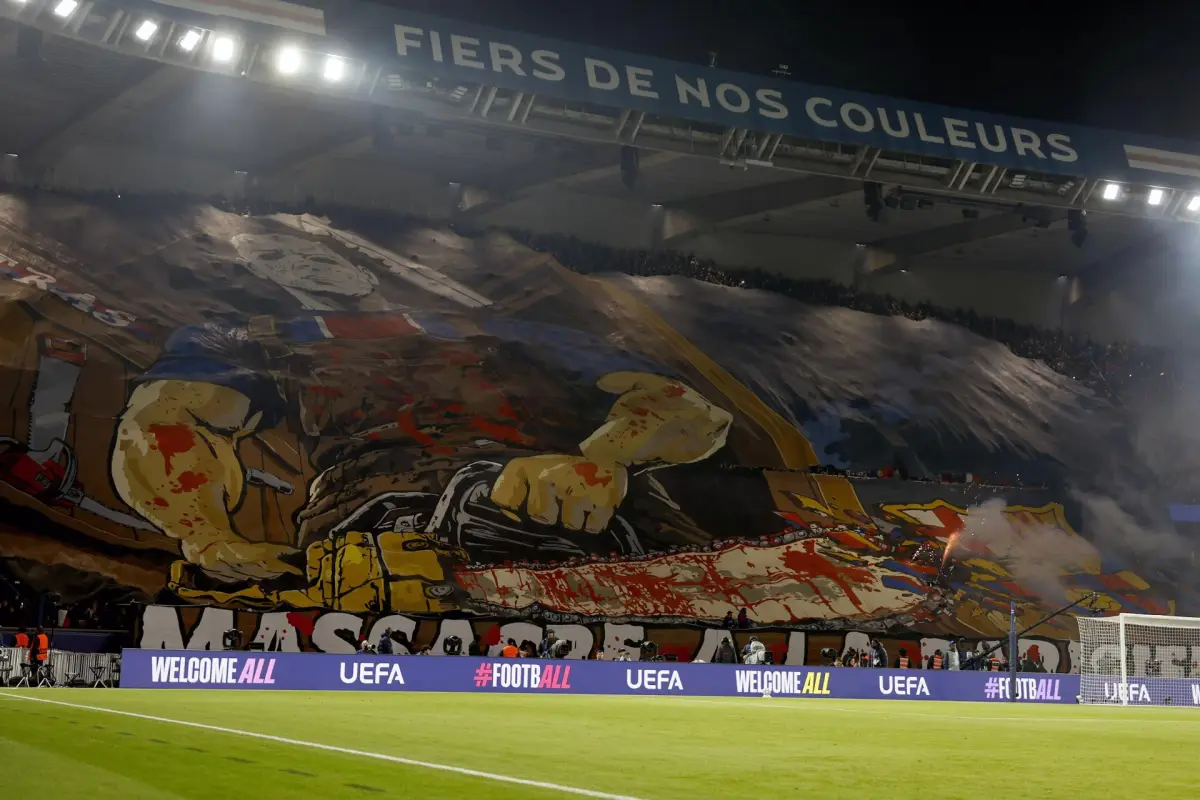 Pancarta de los aficionados del PSG al Barcelona - EFE