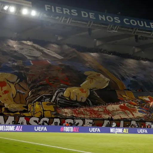 Pancarta de los aficionados del PSG al Barcelona - EFE