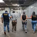 Los presuntos extorsionistas al momento de ser trasladados a la Torre de Tribunales. ,PNC