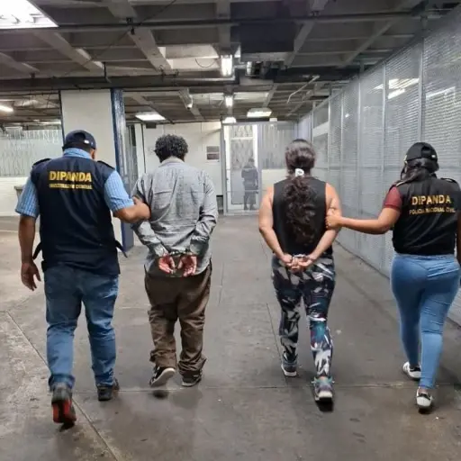 Los presuntos extorsionistas al momento de ser trasladados a la Torre de Tribunales. ,PNC