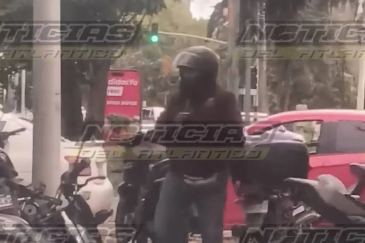 Captan a motorista robando un casco de una moto estacionada en la avenida La Reforma., Captura de pantalla video de Facebook.