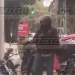 Captan a motorista robando un casco de una moto estacionada en la avenida La Reforma. ,Captura de pantalla video de Facebook.