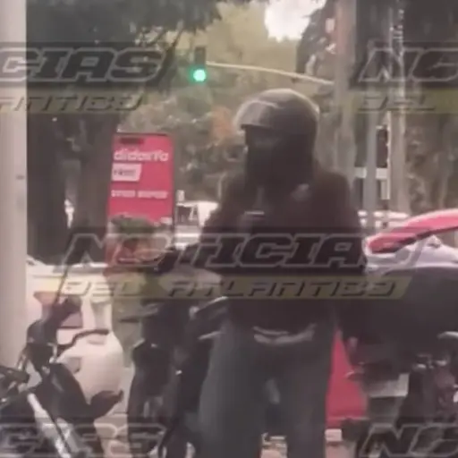 Captan a motorista robando un casco de una moto estacionada en la avenida La Reforma. ,Captura de pantalla video de Facebook.